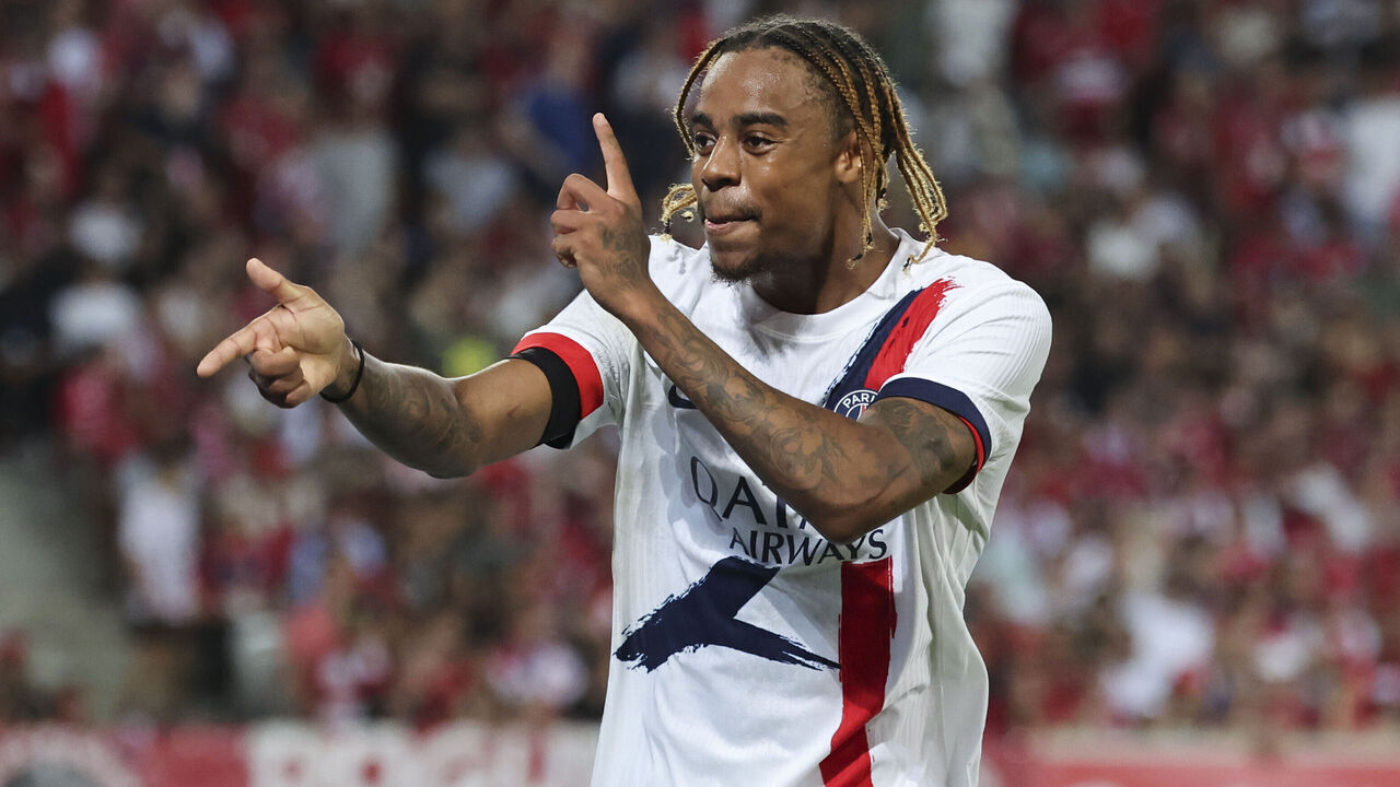 LILLE, FRANCE - SEPTEMBER 01: Bradley Barcola #29 of Paris Saint-Germain celebrates his goal during the Ligue 1 match between Lille OSC and Paris Saint-Germain FC at Stade Pierre Mauroy on September 1, 2024 in Lille, France.