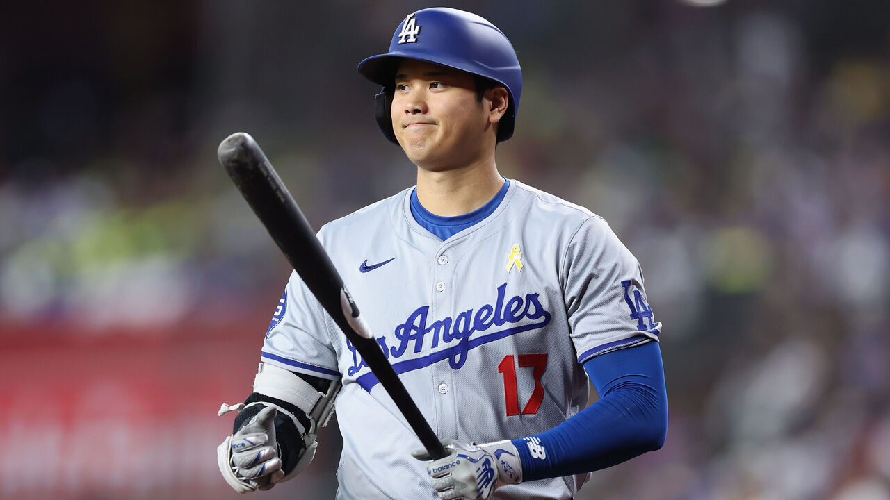 PHOENIX, ARIZONA - SEPTEMBER 01: Shohei Ohtani #17 of the Los Angeles Dodgers stands on deck during the first inning of the MLB game against the Arizona Diamondbacks at Chase Field on September 01, 2024 in Phoenix, Arizona.