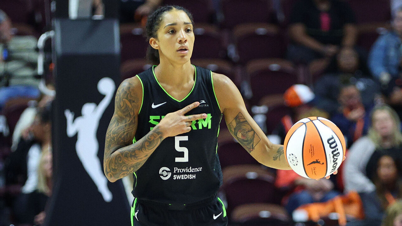 UNCASVILLE, CT - SEPTEMBER 03: Seattle Storm forward Gabby Williams (5) dribbles the ball up court during a WNBA game between Seattle Storm and Connecticut Sun on September 3, 2024, at Mohegan Sun Arena in Uncasville, CT.