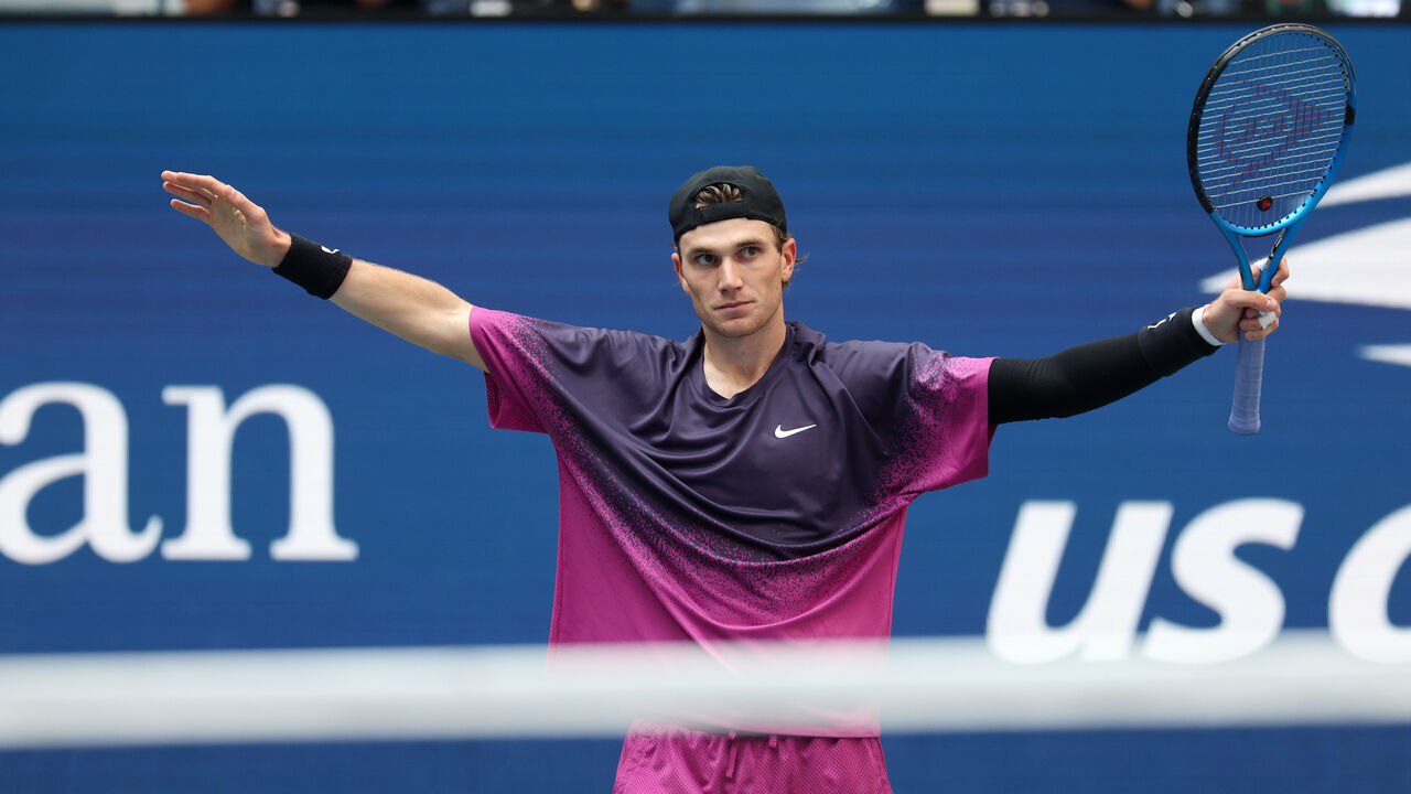 NEW YORK, NEW YORK - SEPTEMBER 04: Jack Draper of Great Britain celebrates match point against Alex de Minaur of Australia during their Men's Singles Quarterfinal match on Day Ten of the 2024 US Open at USTA Billie Jean King National Tennis Center on September 04, 2024 in the Flushing neighborhood of the Queens borough of New York City.