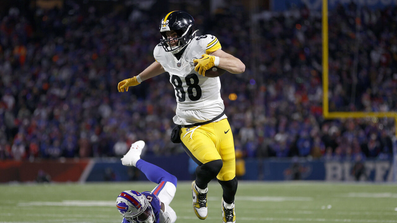 ORCHARD PARK, NEW YORK - JANUARY 15: Pat Freiermuth #88 of the Pittsburgh Steelers carries the ball against Kaiir Elam #24 of the Buffalo Bills during the second quarter at Highmark Stadium on January 15, 2024 in Orchard Park, New York.