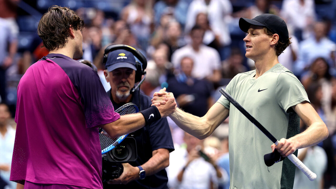 NEW YORK, NEW YORK - SEPTEMBER 06: Jannik Sinner (R) of Italy shakes hands with Jack Draper of Great Britain after defeating him in their Men's Singles Semifinal match on Day Twelve of the 2024 US Open at USTA Billie Jean King National Tennis Center on September 06, 2024 in the Flushing neighborhood of the Queens borough of New York City.