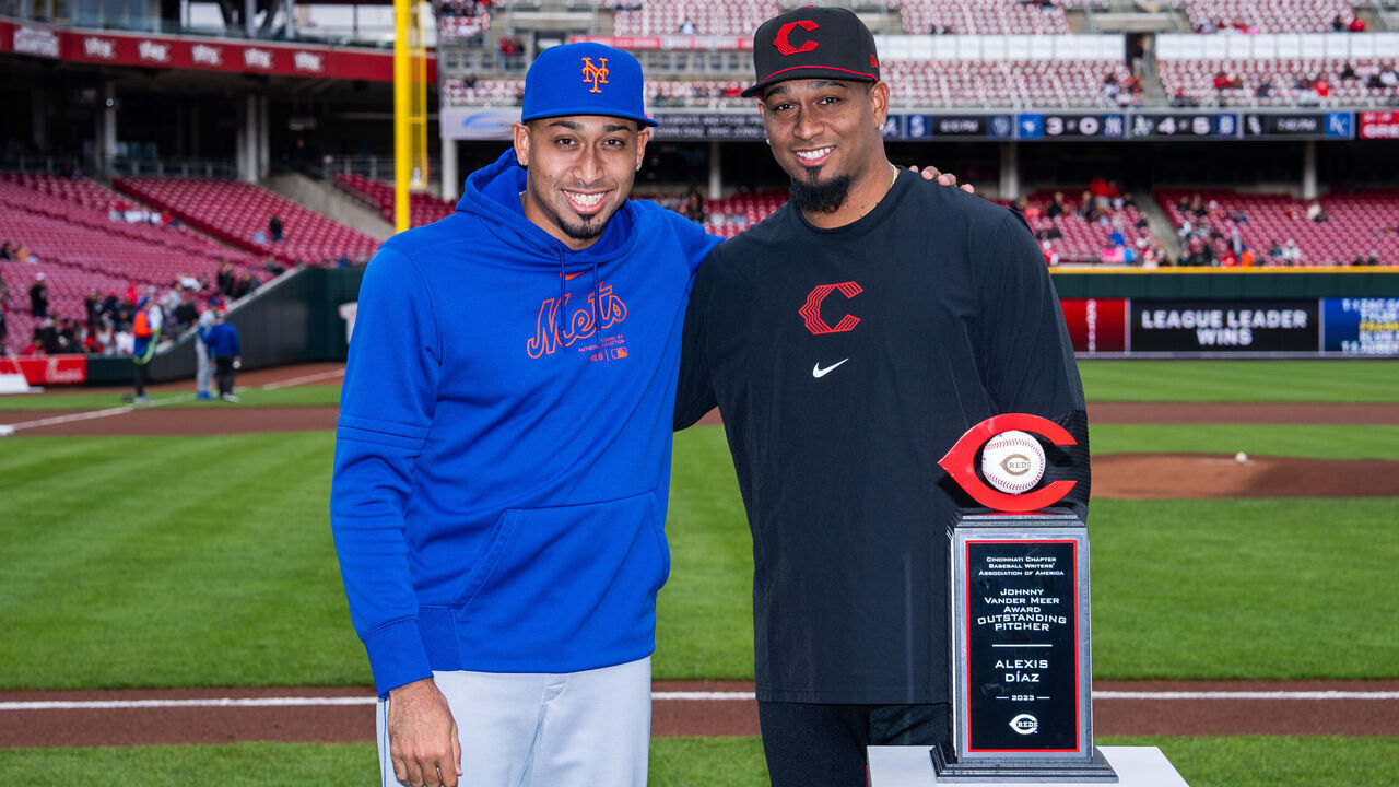 CINCINNATI, OHIO - APRIL 05: Alexis Diaz #43 of the Cincinnati Reds receives the Most Outstanding Pitcher Award with his brother Edwin Diaz #39 of the New York Mets before a game at Great American Ball Park on April 05, 2024 in Cincinnati, Ohio.