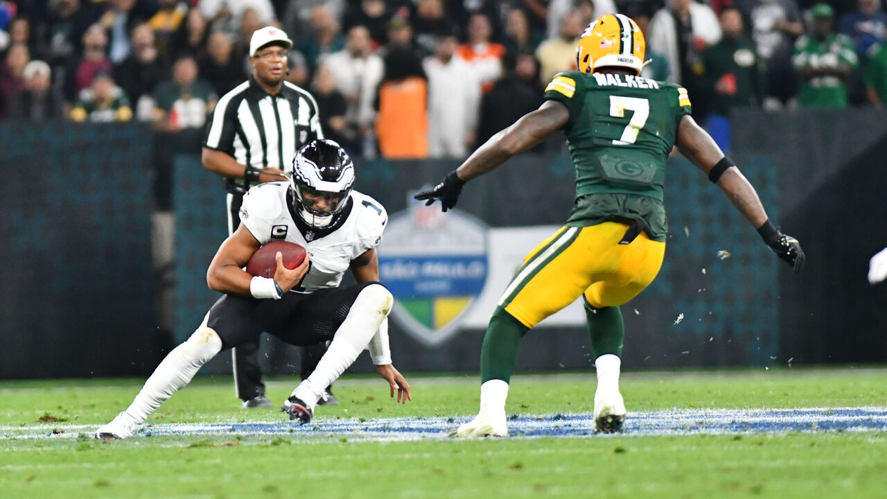 SAO PAULO, BRAZIL - SEPTEMBER 6: Philadelphia Eagles quarterback Jalen Hurts (1) carries the ball during an NFL game between the Green Bay Packers and the Philadelphia Eagles on September 6, 2024, at Arena Corinthians in Sao Paulo, Brazil.