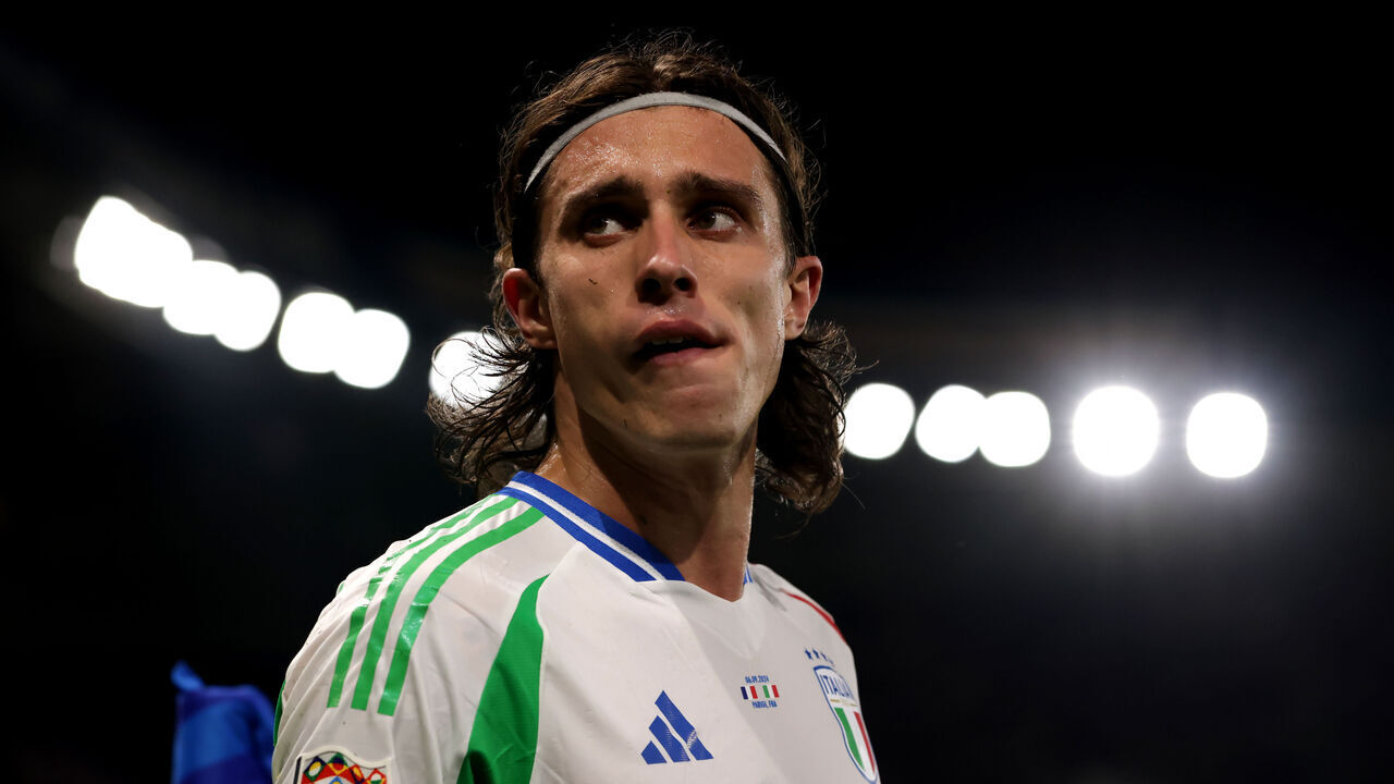 PARIS, FRANCE - SEPTEMBER 06: Riccardo Calafiori of Italy looks otwards the France fans as he is booed whilst leaving the field of play to be substituted after picking up an injury during the UEFA Nations League 2024/25 League A Group A2 match between France and Italy at Parc Des Princes on September 06, 2024 in Paris, France.