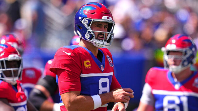 EAST RUTHERFORD, NEW JERSEY - SEPTEMBER 08: Daniel Jones #8 of the New York Giants looks on in the first quarter of the game against the Minnesota Vikings at MetLife Stadium on September 08, 2024 in East Rutherford, New Jersey.