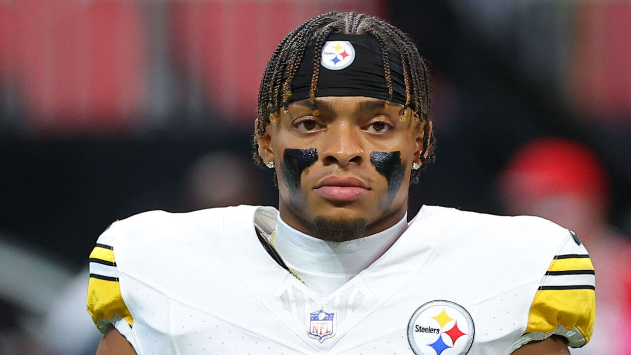 ATLANTA, GEORGIA - SEPTEMBER 08: Justin Fields #2 of the Pittsburgh Steelers looks on prior to a game against the Atlanta Falcons at Mercedes-Benz Stadium on September 08, 2024 in Atlanta, Georgia.