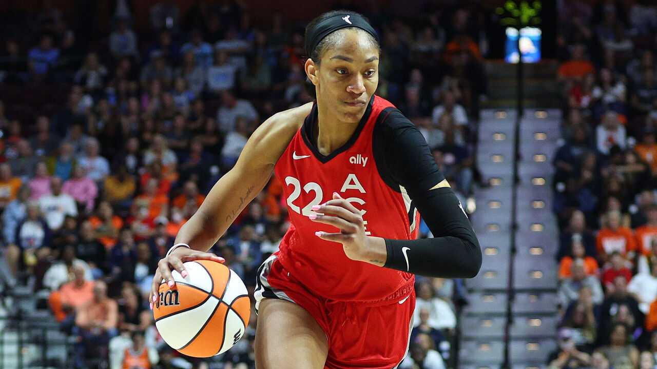 UNCASVILLE, CT - SEPTEMBER 06: Las Vegas Aces center A'ja Wilson (22) drives to the basket against Connecticut Sun forward Brionna Jones (42) during a WNBA game between Las Vegas Aces and Connecticut Sun on September 6, 2024, at Mohegan Sun Arena in Uncasville, CT.