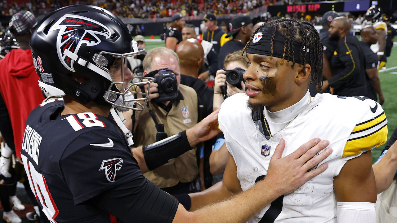 ATLANTA, GEORGIA - SEPTEMBER 08: Kirk Cousins #18 of the Atlanta Falcons talks with Justin Fields #2 of the Pittsburgh Steelers following the game at Mercedes-Benz Stadium on September 08, 2024 in Atlanta, Georgia.