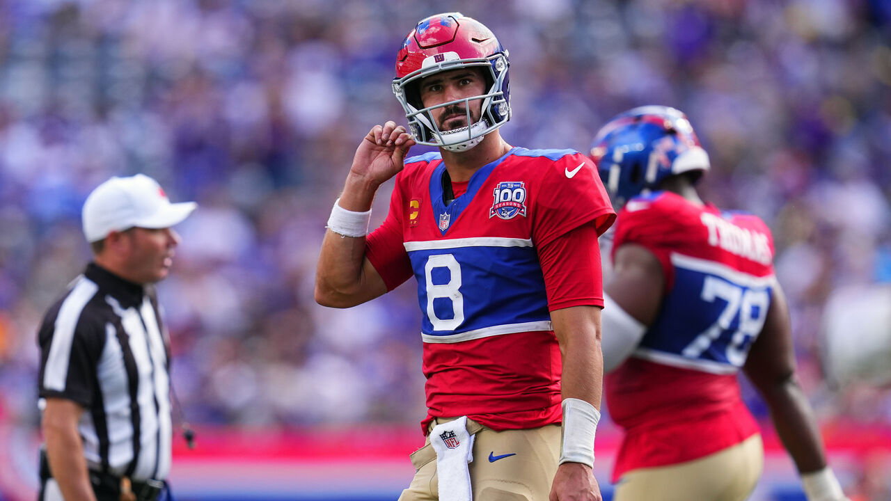 EAST RUTHERFORD, NEW JERSEY - SEPTEMBER 08: Daniel Jones #8 of the New York Giants reacts after throwing an incomplete pass in the foruth quarter of the game against the Minnesota Vikings at MetLife Stadium on September 08, 2024 in East Rutherford, New Jersey.