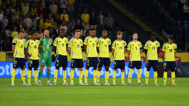 SOLNA, SWEDEN - SEPTEMBER 08: Players of Sweden take part in a minute's silence as a tribute to former football manager Sven-Goran Eriksson who passed away on 26 August 2024 from pancreatic cancer, prior to the UEFA Nations League 2024/25 League C Group C1 match between Sweden and Estonia at Strawberry Arena on September 08, 2024 in Solna, Sweden.