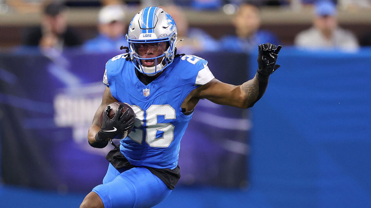 DETROIT, MICHIGAN - SEPTEMBER 08: Jahmyr Gibbs #26 of the Detroit Lions rushes with the ball against the Los Angeles Rams at Ford Field on September 08, 2024 in Detroit, Michigan.