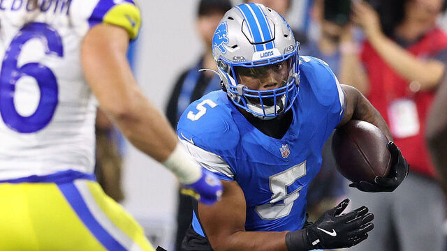 DETROIT, MICHIGAN - SEPTEMBER 08: David Montgomery #5 of the Detroit Lions rushes with the ball against the Los Angeles Rams at Ford Field on September 08, 2024 in Detroit, Michigan.