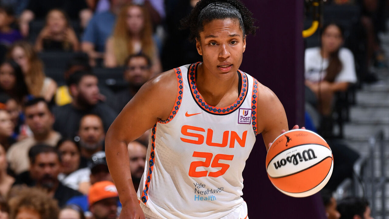 LOS ANGELES, CA - SEPTEMBER 8: Alyssa Thomas #25 of the Connecticut Sun dribbles the ball during the game against the Los Angeles Sparks on September 8, 2024 at Crypto.com Arena in Los Angeles, California. NOTE TO USER: User expressly acknowledges and agrees that, by downloading and/or using this Photograph, user is consenting to the terms and conditions of the Getty Images License Agreement. Mandatory Copyright Notice: Copyright 2024 NBAE