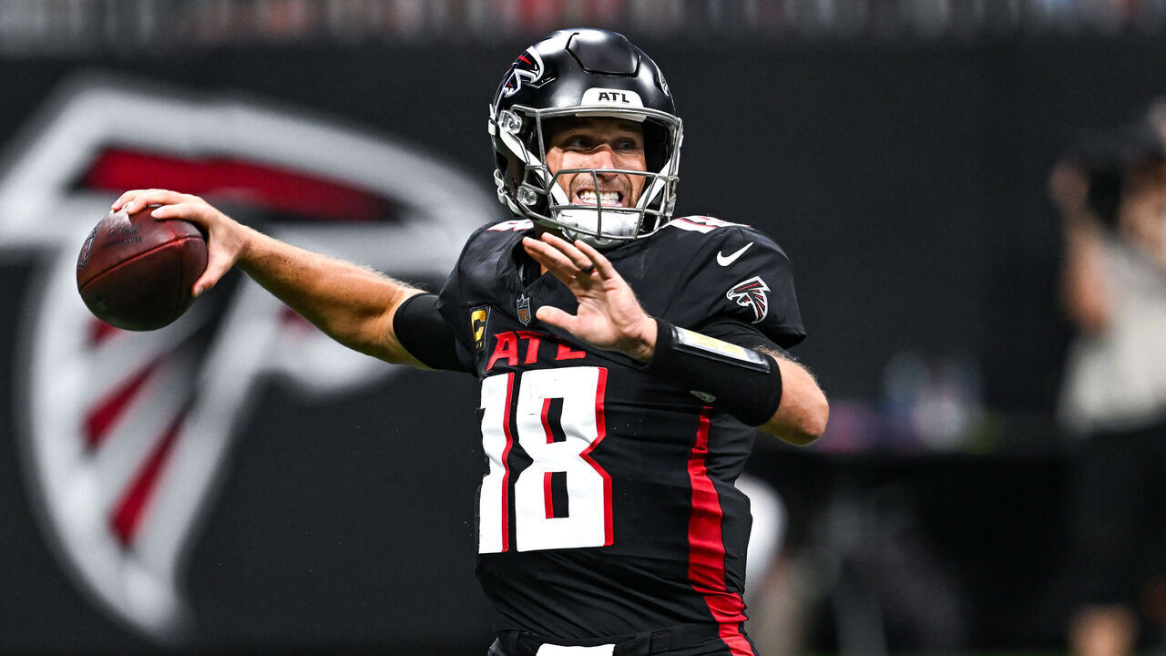 ATLANTA, GA SEPTEMBER 08: Atlanta quarterback Kirk Cousins (18) drops back to pass during the NFL game between the Pittsburgh Steelers and the Atlanta Falcons on September 8th, 2024 at Mercedes-Benz Stadium in Atlanta, GA.
