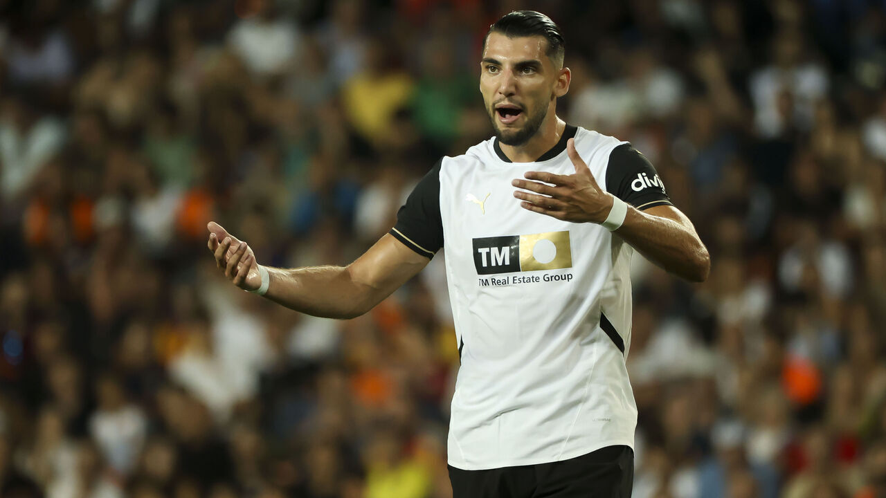 Rafa Mir of Valencia CF during the La Liga match between Valencia CF and Villarreal CF at Mestalla Stadium in Valencia, Spain, on August 31, 2024.