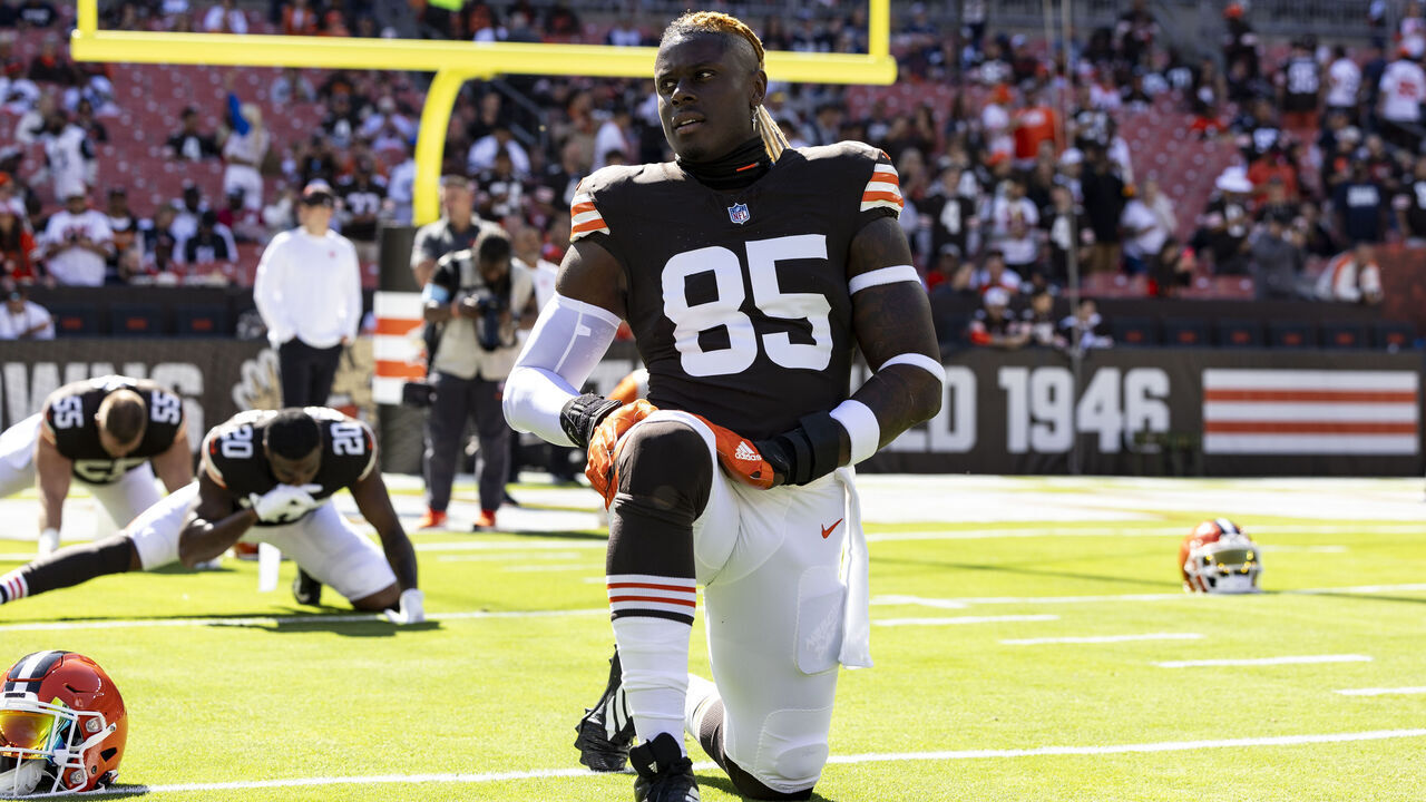 CLEVELAND, OHIO - SEPTEMBER 8: David Njoku #85 of the Cleveland Browns warms up before the game against the Dallas Cowboys at Huntington Bank Field on September 8, 2024 in Cleveland, Ohio. The Cowboys defeated the Browns 33-17.