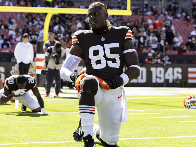 CLEVELAND, OHIO - SEPTEMBER 8: David Njoku #85 of the Cleveland Browns warms up before the game against the Dallas Cowboys at Huntington Bank Field on September 8, 2024 in Cleveland, Ohio. The Cowboys defeated the Browns 33-17.