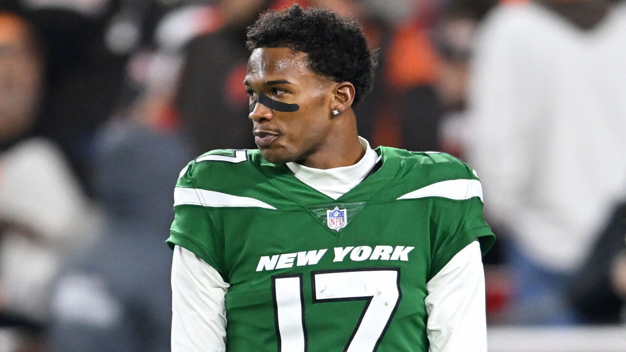 CLEVELAND, OHIO - DECEMBER 28: Garrett Wilson #17 of the New York Jets warms up prior to a game against the Cleveland Browns at Cleveland Browns Stadium on December 28, 2023 in Cleveland, Ohio.