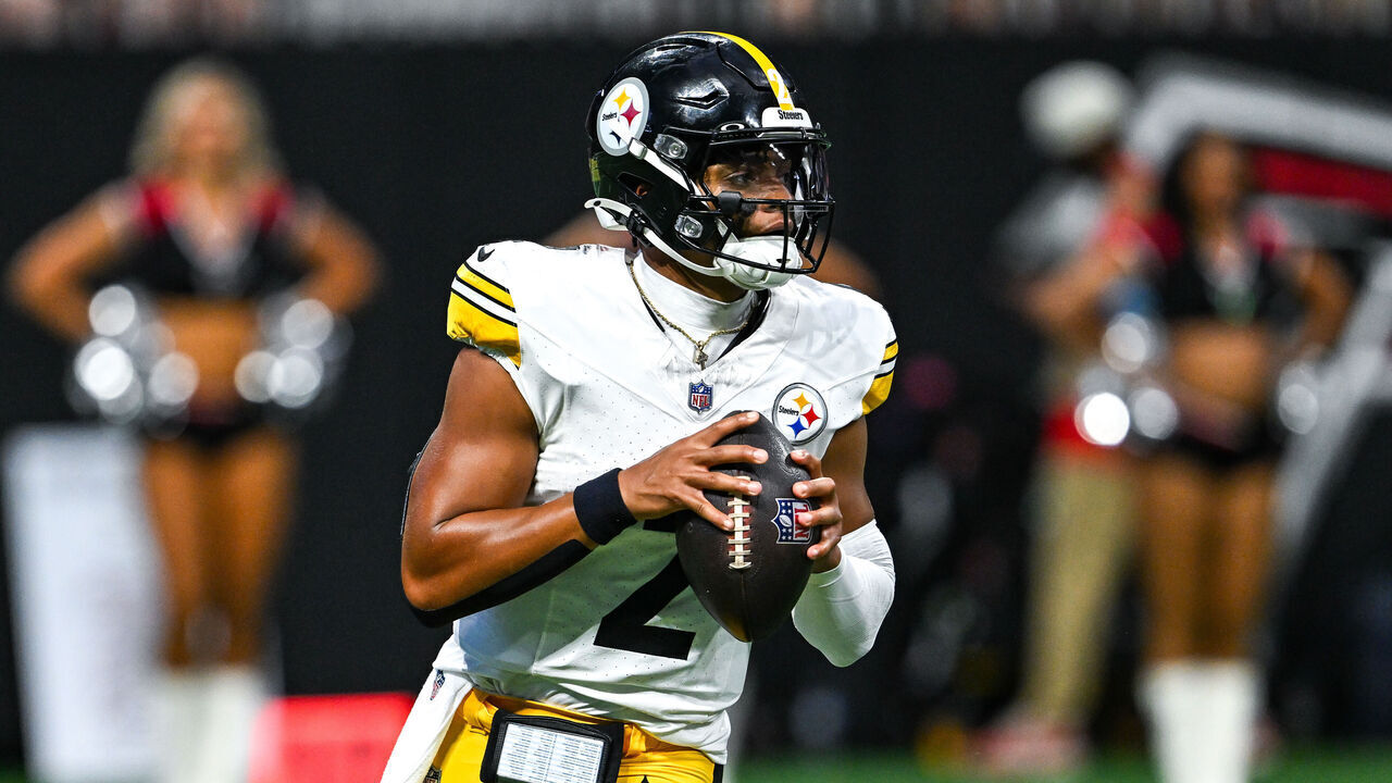 ATLANTA, GA SEPTEMBER 08: Pittsburgh quarterback Justin Fields (2) drops back to pass during the NFL game between the Pittsburgh Steelers and the Atlanta Falcons on September 8th, 2024 at Mercedes-Benz Stadium in Atlanta, GA.