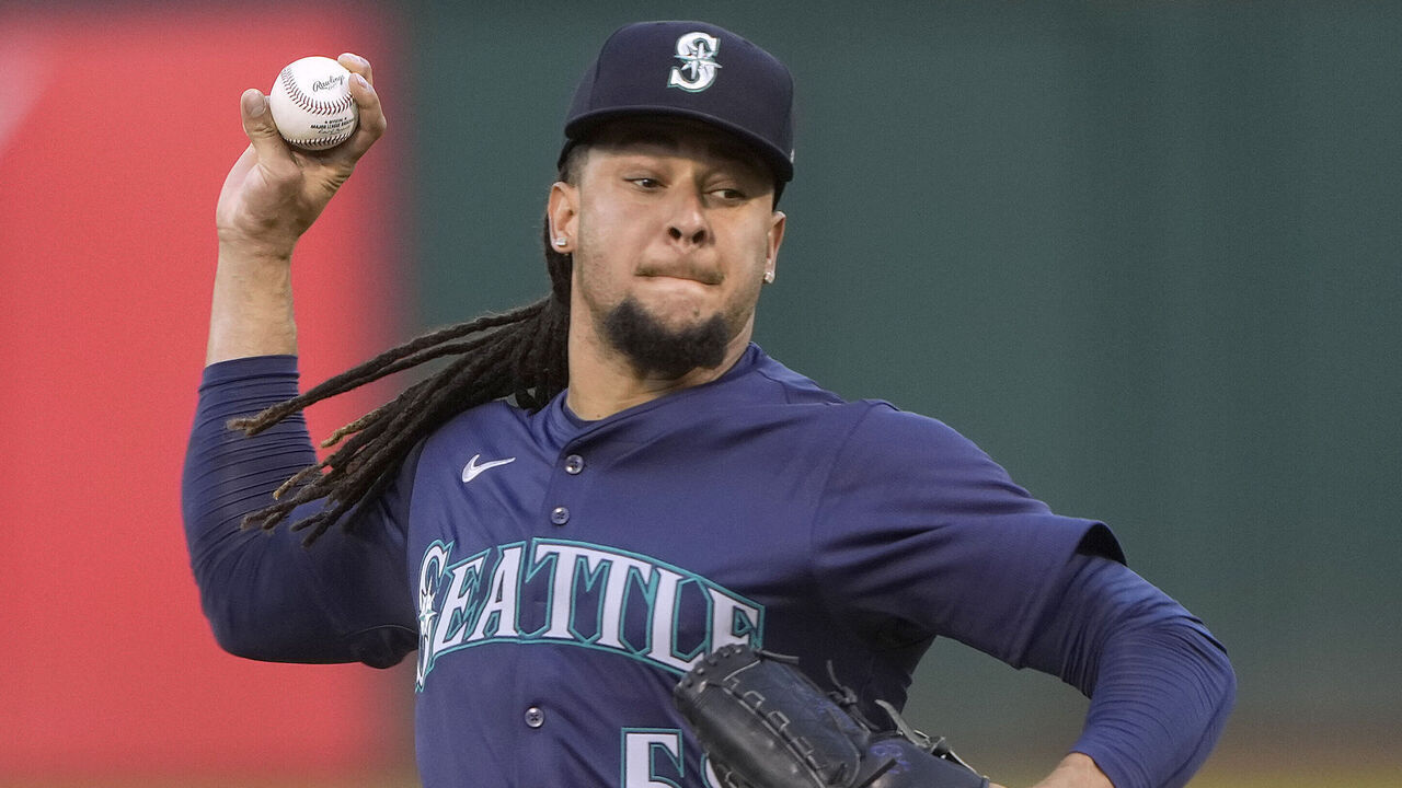 OAKLAND, CALIFORNIA - SEPTEMBER 03: Luis Castillo #58 of the Seattle Mariners pitches against the Oakland Athletics in the bottom of the first inning at the Oakland Coliseum on September 3, 2024 in Oakland, California.