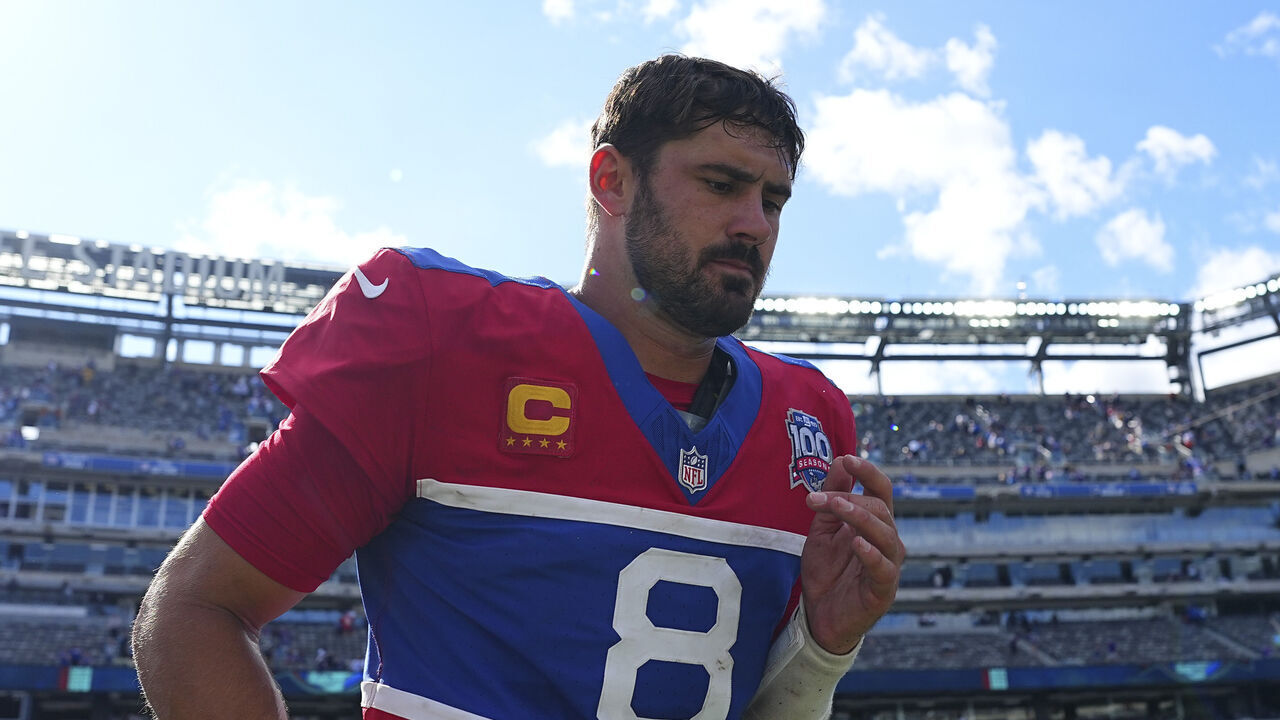 EAST RUTHERFORD, NEW JERSEY - SEPTEMBER 8: Daniel Jones #8 of the New York Giants makes his way off the field against the Minnesota Vikings at MetLife Stadium on September 8, 2024 in East Rutherford, New Jersey.