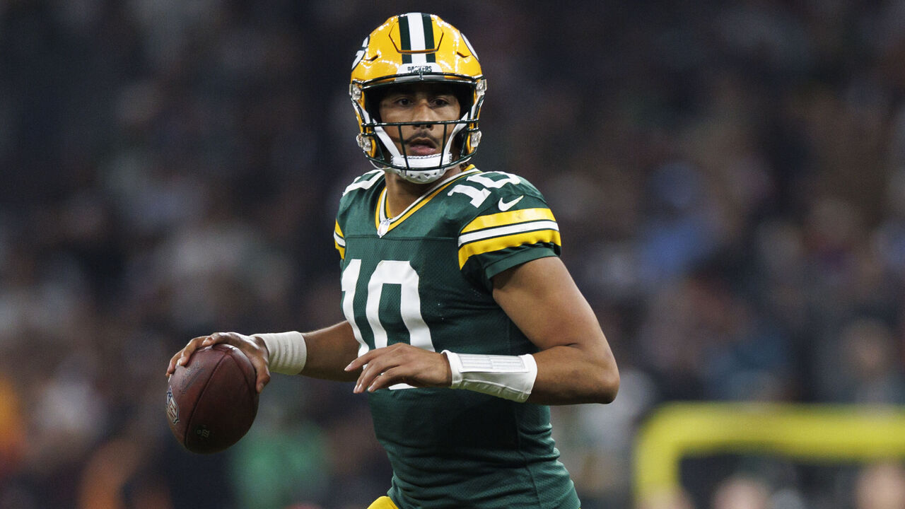 SÃO PAULO, BRAZIL - SEPTEMBER 7: Quarterback Jordan Love #10 of the Green Bay Packers looks downfield to pass during the fourth quarter of an NFL football game against the Philadelphia Eagles, at Arena Corinthians on September 7, 2024 in Sao Paulo, Brazil.