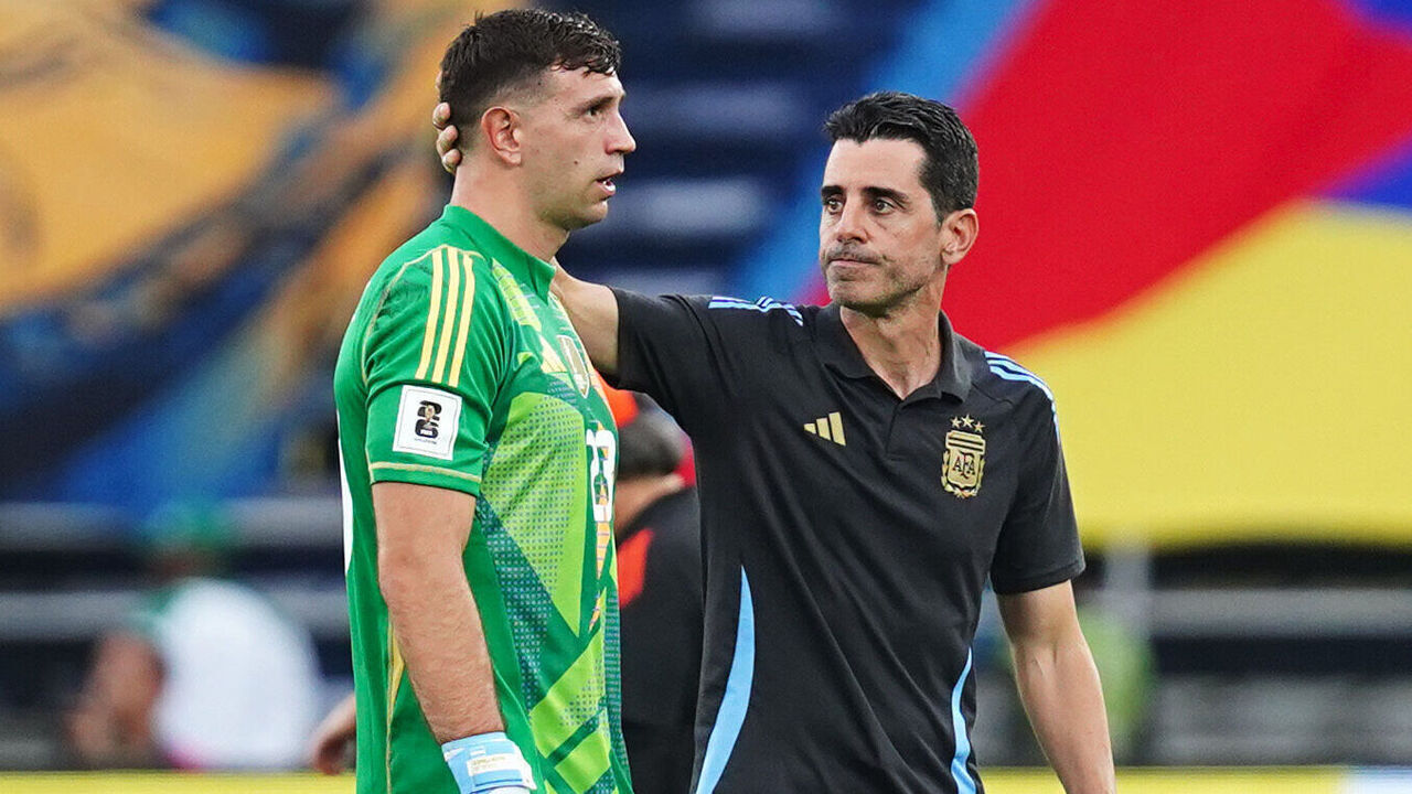 BARRANQUILLA, COLOMBIA - SEPTEMBER 10: Emiliano Martinez of Argentina reacts after the team's defeat in the South American FIFA World Cup 2026 Qualifier match between Colombia and Argentina at Roberto Melendez Metropolitan Stadium on September 10, 2024 in Barranquilla, Colombia.