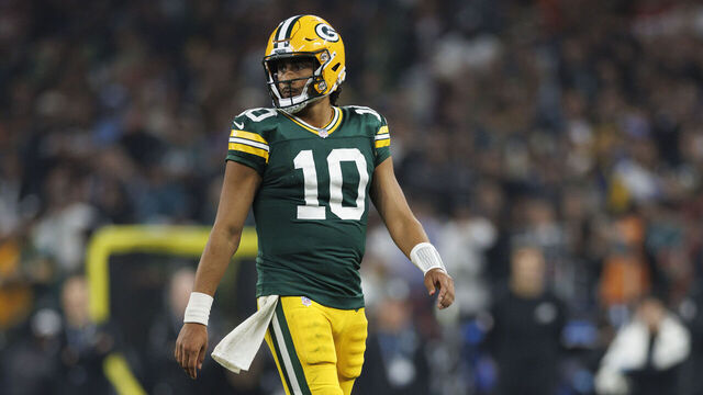 SÃO PAULO, BRAZIL - SEPTEMBER 7: Quarterback Jordan Love #10 of the Green Bay Packers stands on the field during the fourth quarter of an NFL football game against the Philadelphia Eagles, at Arena Corinthians on September 7, 2024 in Sao Paulo, Brazil.