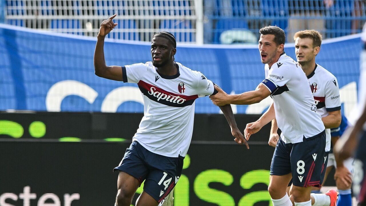 COMO, ITALY - SEPTEMBER 14: Samuel Iling-Junior of Bologna (L) celebrates goal with teammate Remo Freuler of Bologna during the Serie A match between Como and Bologna at Stadio G. Sinigaglia on September 14, 2024 in Como, Italy.