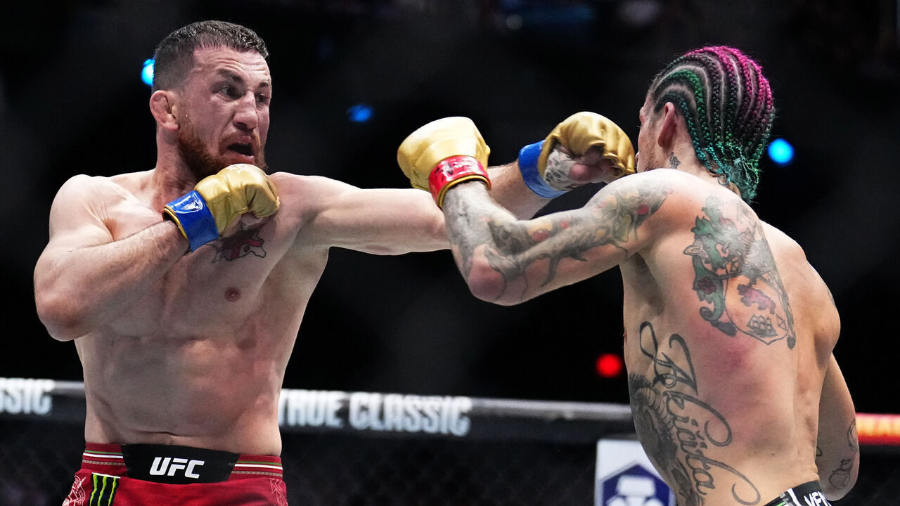 LAS VEGAS, NEVADA - SEPTEMBER 14: (L-R) Merab Dvalishvili of Georgia trades punches with Sean O'Malley in the UFC bantamweight championship fight during the UFC 306 at Riyadh Season Noche UFC event at Sphere on September 14, 2024 in Las Vegas, Nevada.