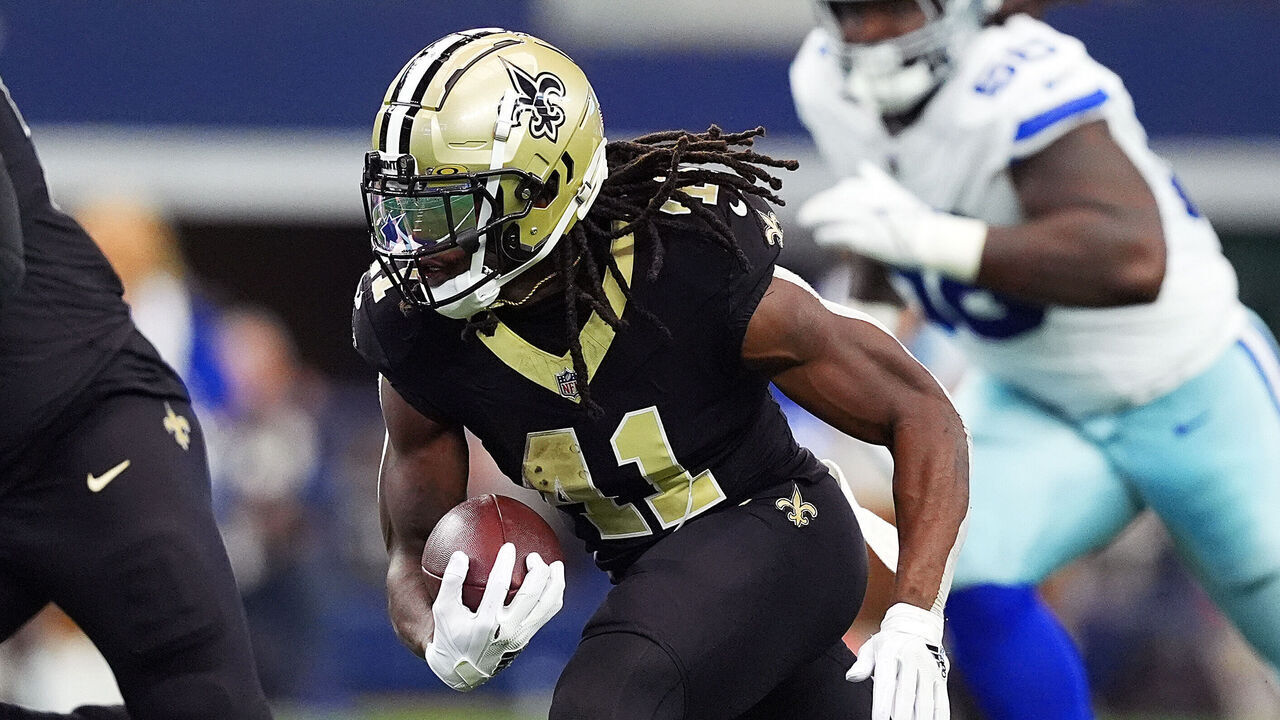 ARLINGTON, TEXAS - SEPTEMBER 15: Alvin Kamara #41 of the New Orleans Saints runs with the ball for a touchdown during the second quarter at AT&T Stadium on September 15, 2024 in Arlington, Texas.