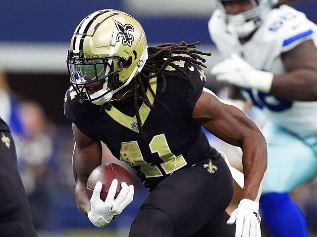 ARLINGTON, TEXAS - SEPTEMBER 15: Alvin Kamara #41 of the New Orleans Saints runs with the ball for a touchdown during the second quarter at AT&T Stadium on September 15, 2024 in Arlington, Texas.
