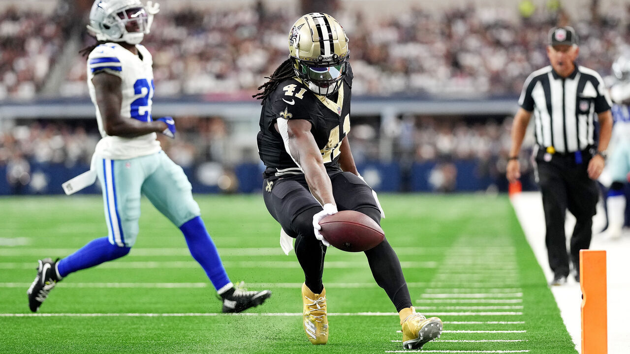 ARLINGTON, TEXAS - SEPTEMBER 15: Alvin Kamara #41 of the New Orleans Saints scores a touchdown during the second quarter at AT&T Stadium on September 15, 2024 in Arlington, Texas.