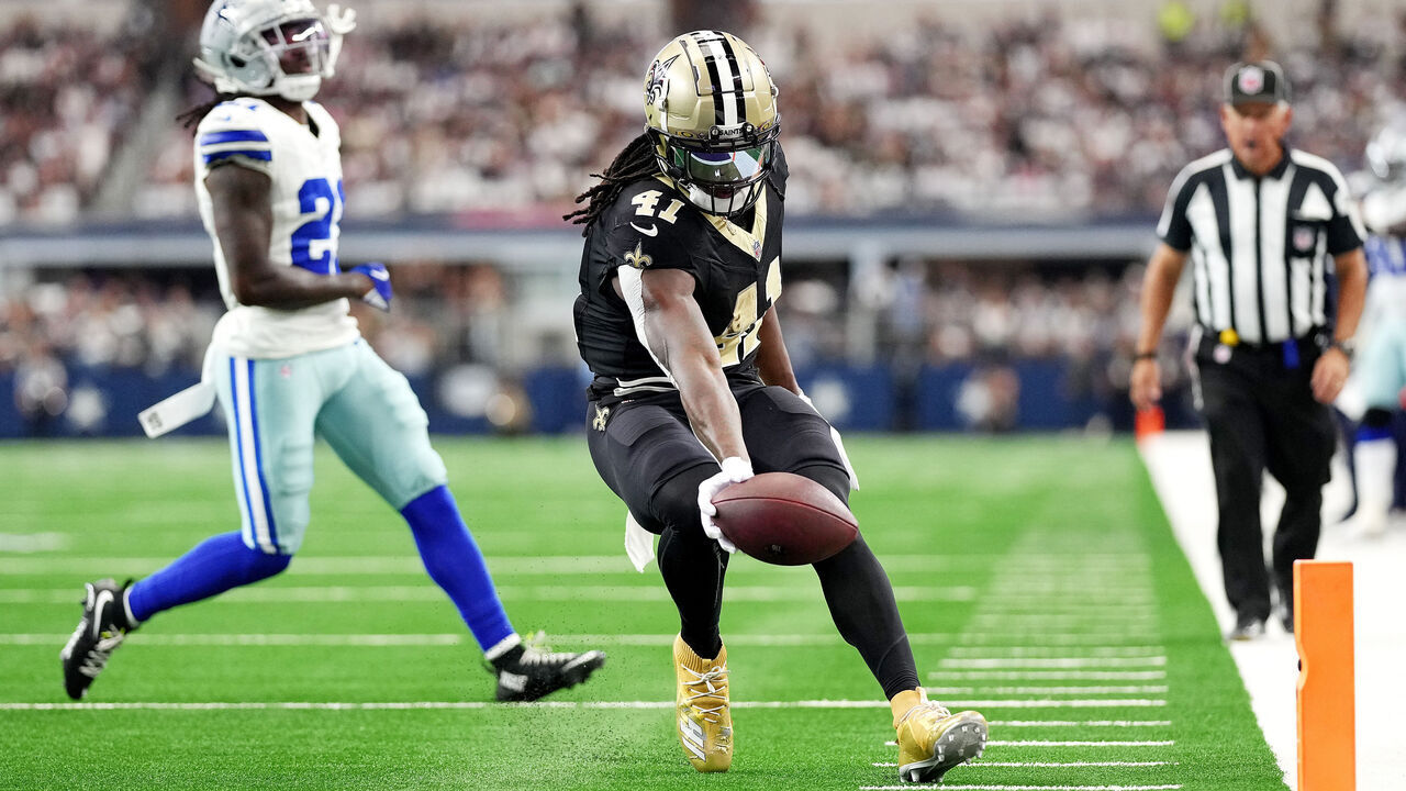 ARLINGTON, TEXAS - SEPTEMBER 15: Alvin Kamara #41 of the New Orleans Saints scores a touchdown during the second quarter at AT&T Stadium on September 15, 2024 in Arlington, Texas.