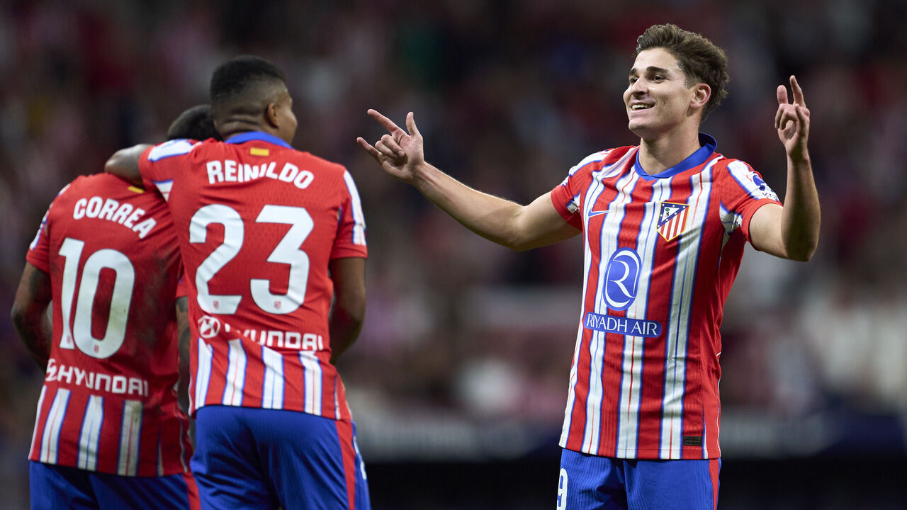MADRID, SPAIN - SEPTEMBER 15: Julian Alvarez of Atletico de Madrid celebrates after scoring his team's third goal during the LaLiga EA Sports match between Atletico de Madrid and Valencia CF at Estadio Civitas Metropolitano on September 15, 2024 in Madrid, Spain.