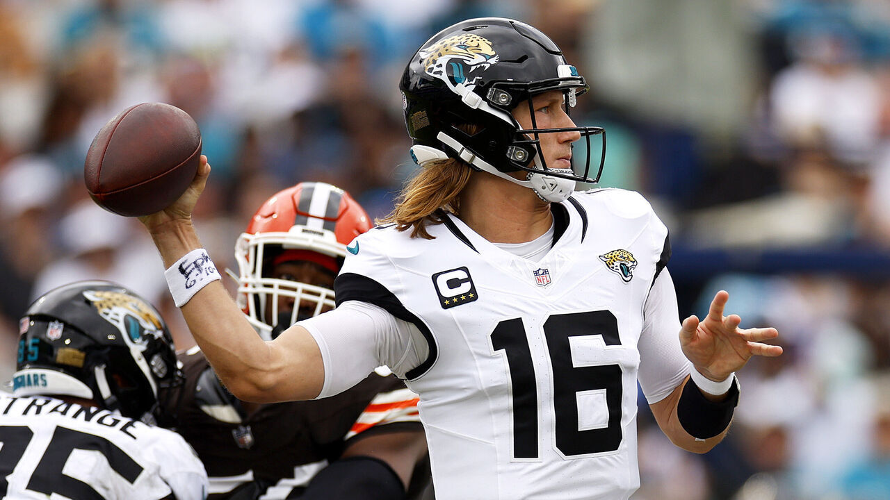 JACKSONVILLE, FLORIDA - SEPTEMBER 15: Trevor Lawrence #16 of the Jacksonville Jaguars throws a pass during the first half against the Cleveland Browns at TrEver Bank Stadium on September 15, 2024 in Jacksonville, Florida.