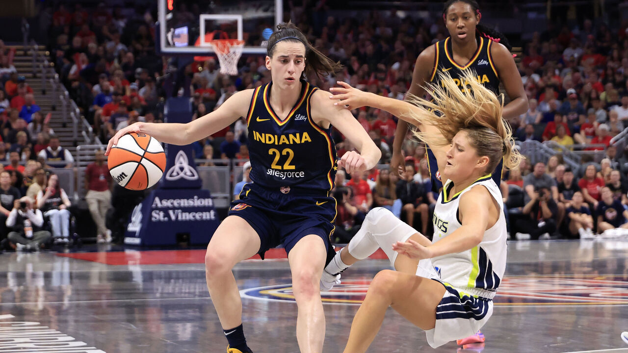 INDIANAPOLIS, INDIANA - SEPTEMBER 15: Caitlin Clark #22 of the Indiana Fever drives to the basket against Jacy Sheldon #4 of the Dallas Wings during the second half at Gainbridge Fieldhouse on September 15, 2024 in Indianapolis, Indiana.