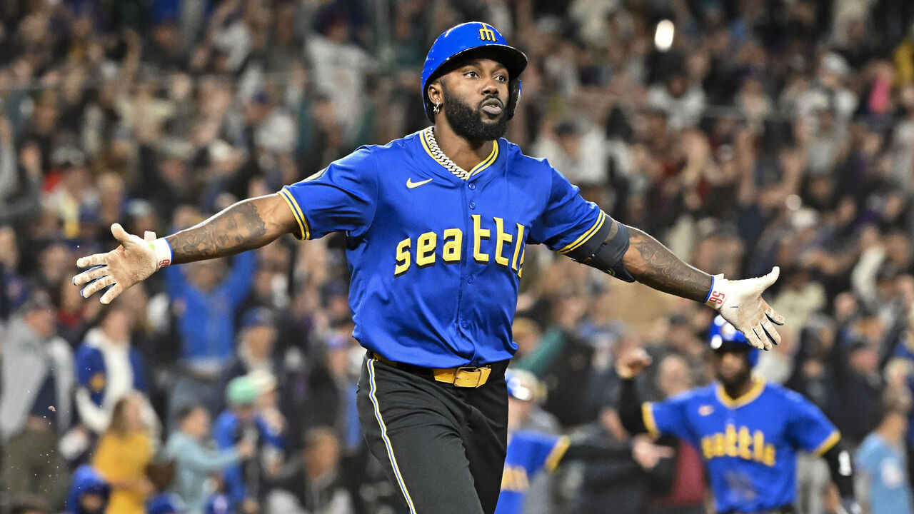 SEATTLE, WASHINGTON - SEPTEMBER 14: Randy Arozarena #56 of the Seattle Mariners hits a walk-off single during the ninth inning to win the game against the Texas Rangers at T-Mobile Park on September 14, 2024 in Seattle, Washington. The Seattle Mariners won 5-4.