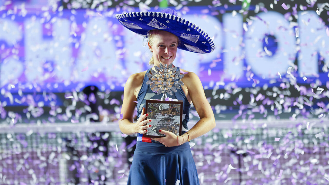 GUADALAJARA, MEXICO - SEPTEMBER 15: Magdalena Frech of Poland poses with trophy after wining to Olivia Gadecki of Australia during the singles final match as part of the Hologic WTA Tour at Panamerican Tennis Center on September 15, 2024 in Guadalajara, Mexico.