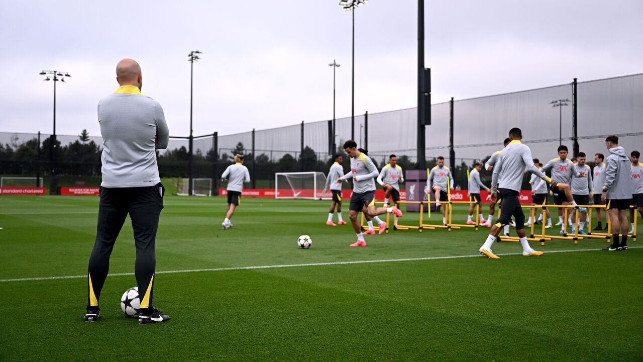 LIVERPOOL, ENGLAND - SEPTEMBER 16: (THE SUN OUT, THE SUN ON SUNDAY OUT) Arne Slot head coach of Liverpool watching his players during the UEFA Champions League 2024/25 League Phase MD1 training and press conference at AXA Training Centre on September 16, 2024 in Liverpool, England.