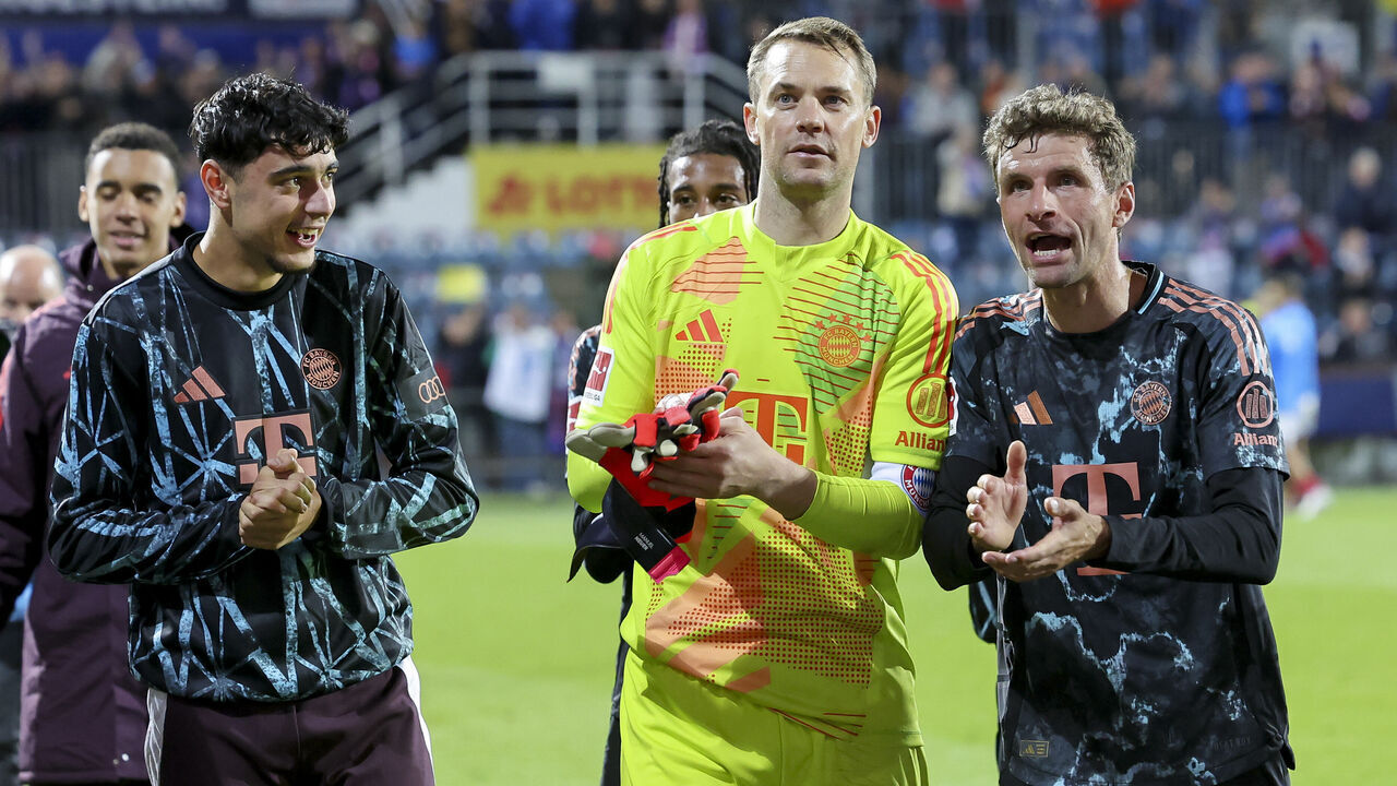 Kiel, Germany - September 14: Aleksandar Pavlovic of FC Bayern Muenchen, Goalkeeper Manuel Neuer of Bayern Muenchen and Thomas Mueller of Bayern Muenchen cheer during the Bundesliga match between Holstein Kiel and FC Bayern München at Holstein Stadium on September 14, 2024 in Kiel, Germany.