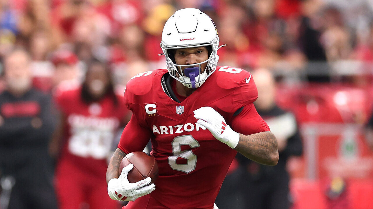 GLENDALE, ARIZONA - SEPTEMBER 15: James Conner #6 of the Arizona Cardinals runs with the ball during the first quarter against the Los Angeles Rams at State Farm Stadium on September 15, 2024 in Glendale, Arizona.