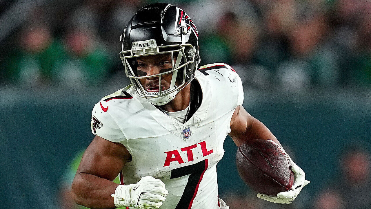 PHILADELPHIA, PENNSYLVANIA - SEPTEMBER 16: Bijan Robinson #7 of the Atlanta Falcons runs the ball against the Philadelphia Eagles during the third quarter in the game at Lincoln Financial Field on September 16, 2024 in Philadelphia, Pennsylvania.