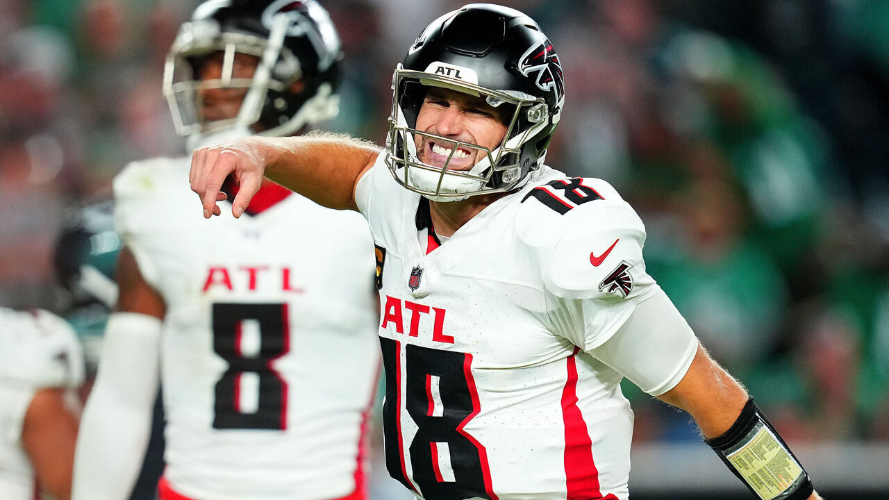 PHILADELPHIA, PENNSYLVANIA - SEPTEMBER 16: Kirk Cousins #18 of the Atlanta Falcons reacts to an incomplete pass for a two point conversion against the Philadelphia Eagles during the third quarter in the game at Lincoln Financial Field on September 16, 2024 in Philadelphia, Pennsylvania.