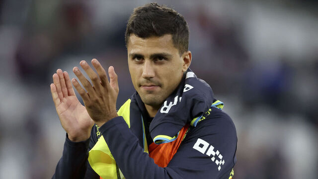 LONDON, ENGLAND - AUGUST 31: Rodri of Manchester City applauds the fans after the Premier League match between West Ham United FC and Manchester City FC at London Stadium on August 31, 2024 in London, England.