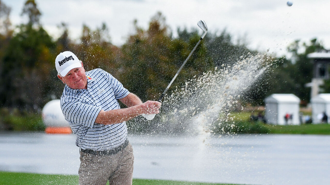 ORLANDO, FLORIDA, UNITED STATES - 2023/12/17: Mark O'Meara plays a bunker shot at the 18th green during the final round of the PNC Championship at the Ritz-Carlton Golf Club in Orlando, Florida. Bernhard Langer, and his son, Jason Langer won the 2023 PNC Championship.