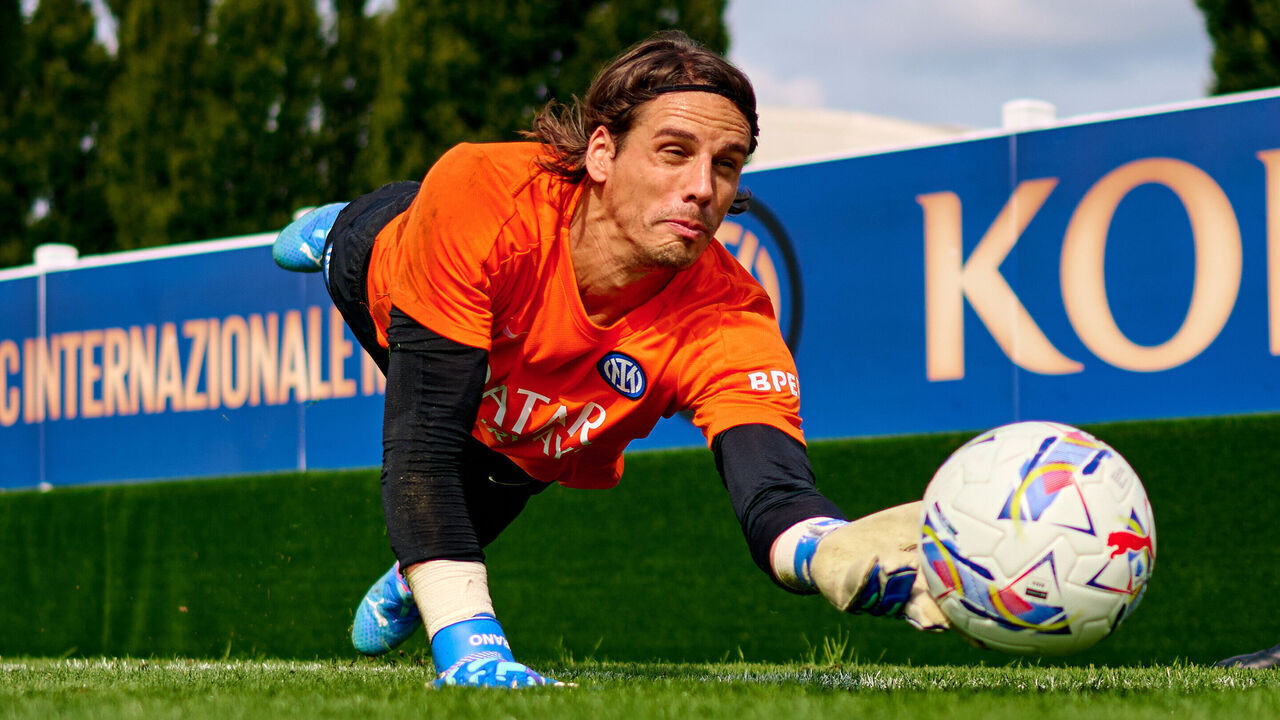 COMO, ITALY - SEPTEMBER 11: Yann Sommer of FC Internazionale in action during the FC Internazionale training session at the club's training ground BPER Training Centre at Appiano Gentile on September 11, 2024 in Como, Italy.