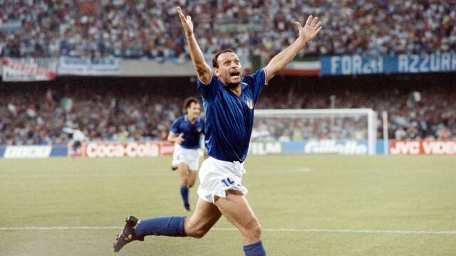 Italian forward Salvatore Schillaci exults after scoring his team's first goal during the World Cup semifinal soccer match between Italy and Argentina 03 July 1990 in Naples. Argentina and Italy played to a 1-1 tie but Argentina advanced to the finals with a 4-3 victory on penalty kicks dashing the hopes of Italian fans of a World Cup victory by their team on home soil. / AFP PHOTO / DANIEL GARCIA