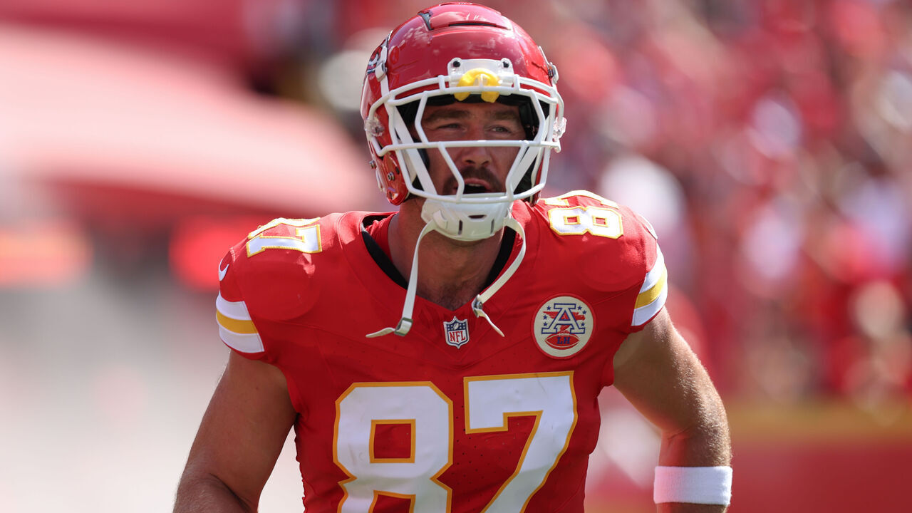 KANSAS CITY, MO - SEPTEMBER 15: Kansas City Chiefs tight end Travis Kelce (87) before an NFL game between the Cincinnati Bengals and Kansas City Chiefs on September 15, 2024 at GEHA Field at Arrowhead Stadium in Kansas City, MO.